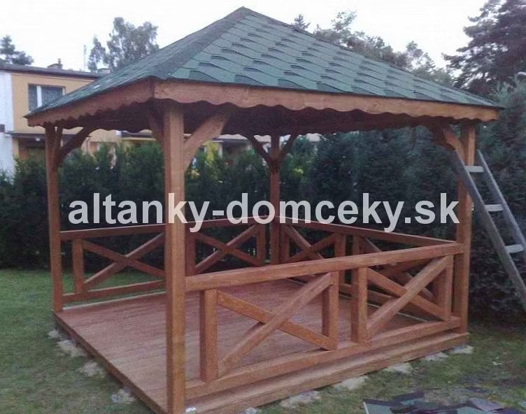 Altánok Zuzana  – drevená konštrukcia s otvoreným rámom, zelená záhrada a kvetinové výsadbové plochy v okolí