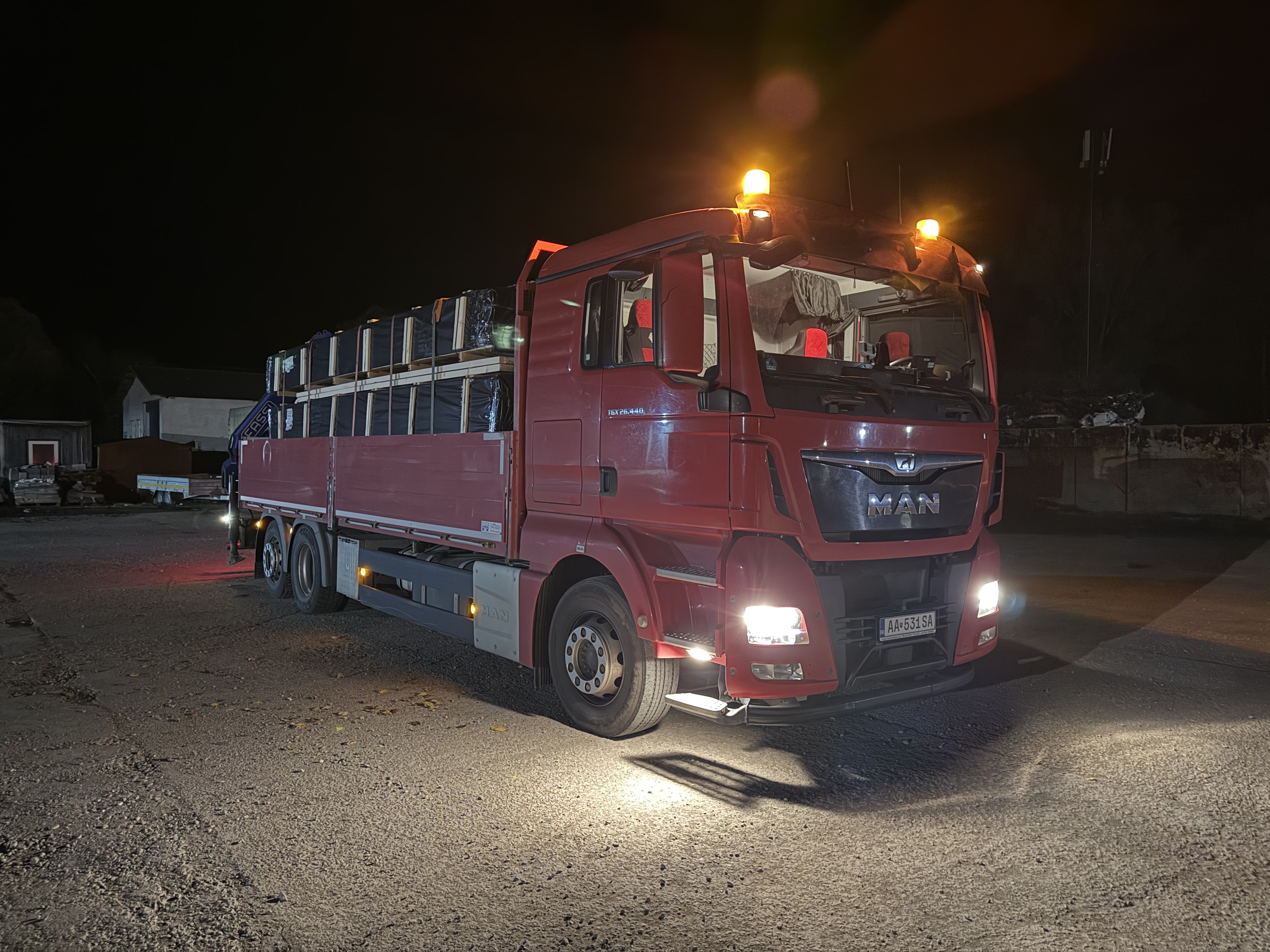 Pohľad na vozidlo s hydraulickou rukou pri nakládke