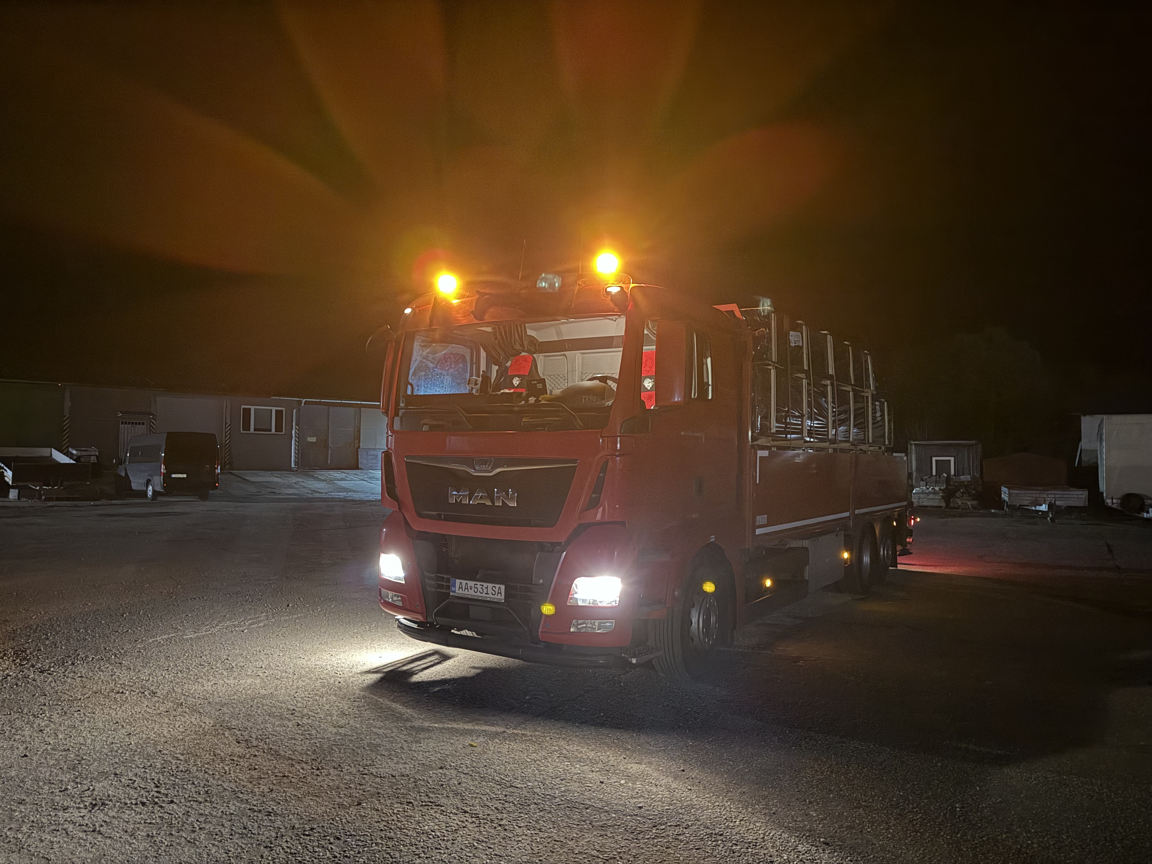 Prepravovaná stavebná technika s hydraulickou rukou