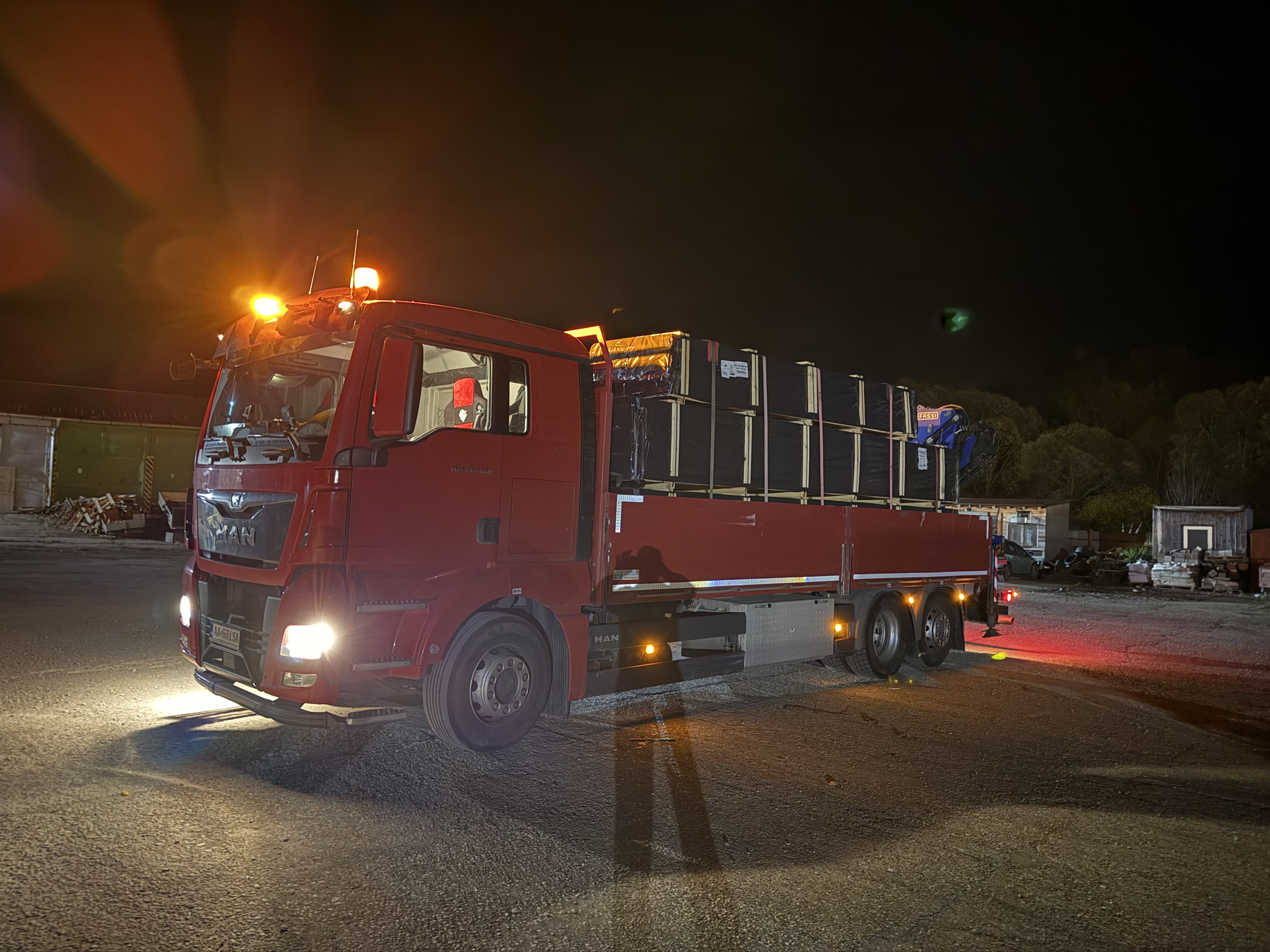 Hydraulická ruka pri manipulácii s nákladom