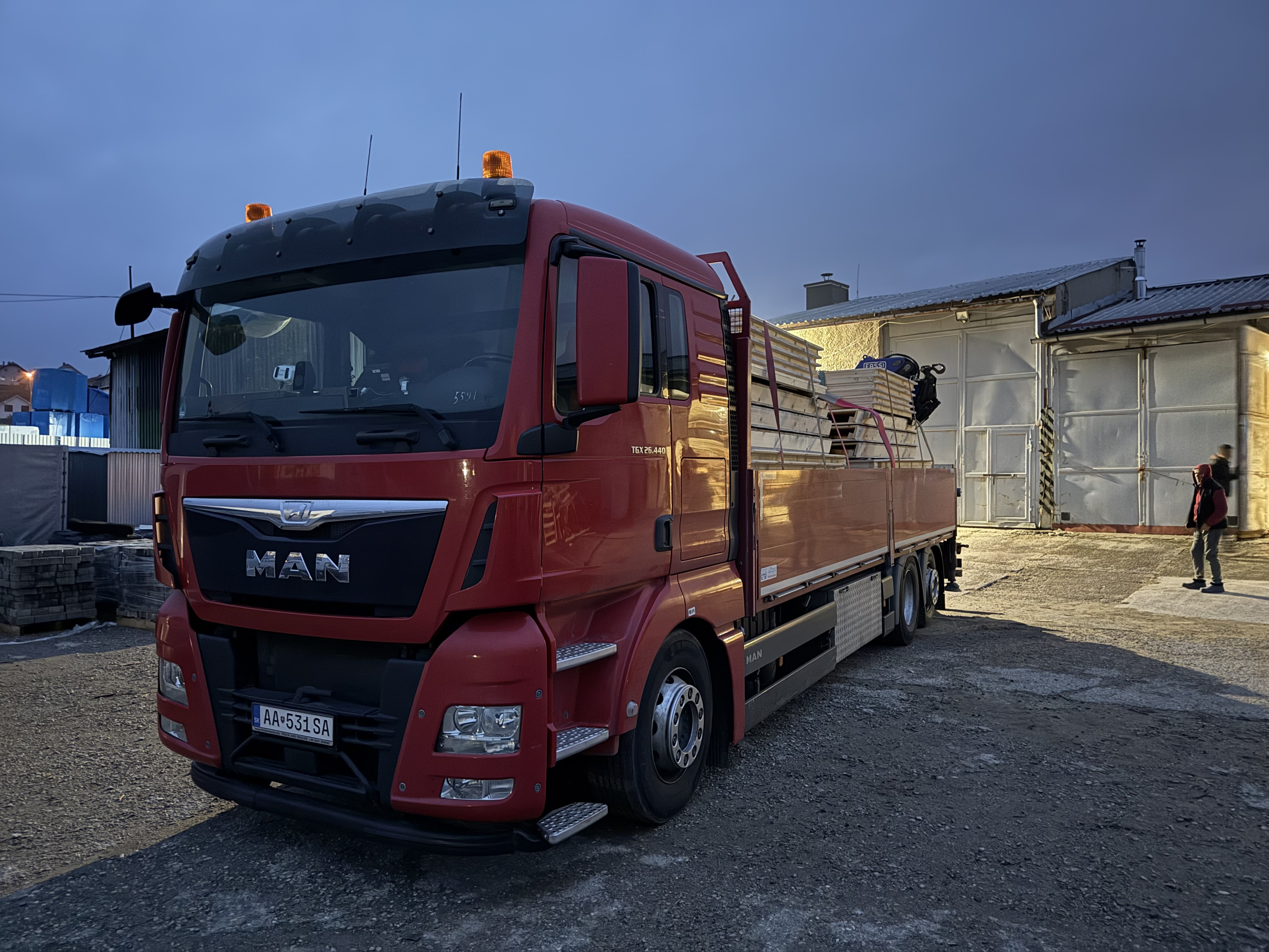 Autodoprava s hydraulickou rukou na stavbe